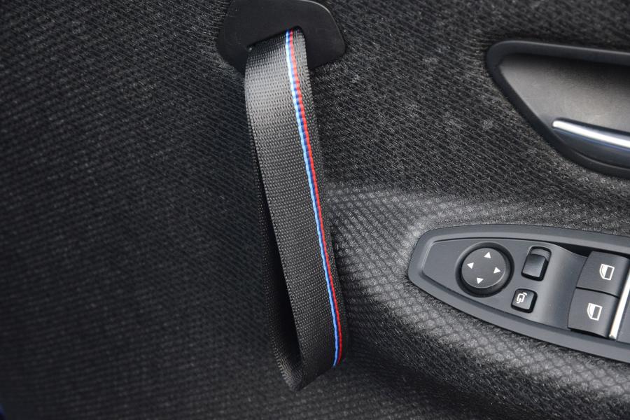 Детали интерьера BMW M4 CS (F82) 2018 года  (UK) (фото 4 из 19)
